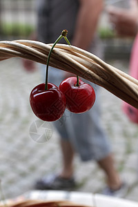 樱桃樱桃农贸市场篮子里的有机樱桃红樱桃背景新鲜樱桃质地健图片