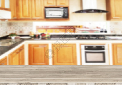 木质桌面模糊了厨房的背景可用于展示您的产品或促图片