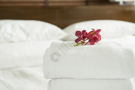 紧闭新鲜的毛巾在旅馆房间图片