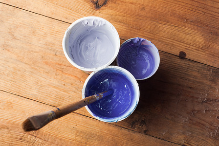 不同颜色的紫丙烯漆顶视图油漆和刷子图片