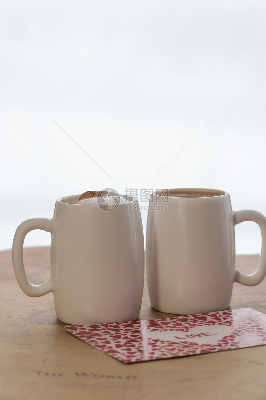 两杯白咖啡情人节的名片卡有情人节时装图片