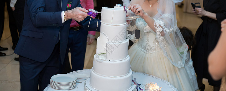 新娘和新郎在婚礼上切蛋糕图片