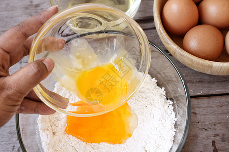 用蛋黄鸡蛋和面粉烘焙配料图片