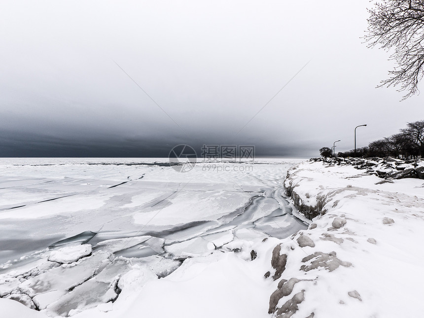 伊利诺伊州埃文斯顿密歇根湖沿岸的美丽冬季景观图片