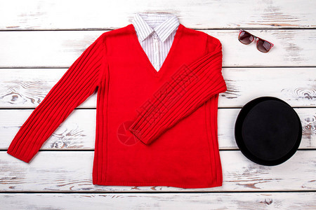 女时尚毛衣和配饰妇女编织红色毛衣黑色贝雷帽和太阳镜平躺fremale图片