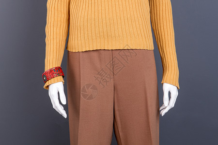 特写女毛衣裤子手镯女式黄色套头衫和棕色裤子模图片