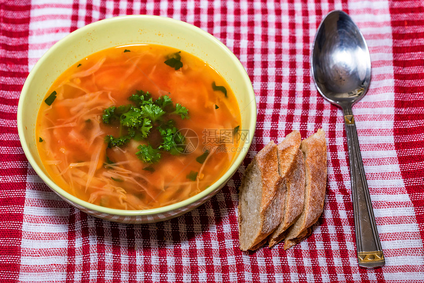 家煮汤传统的俄罗斯甜菜汤黑麦面包和勺子图片
