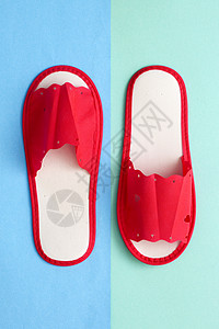 红色的单向拖鞋以彩色背图片