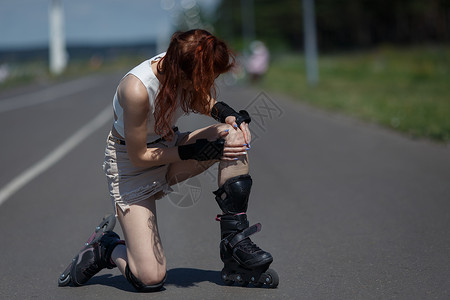 年轻女子在路上摔倒滑图片