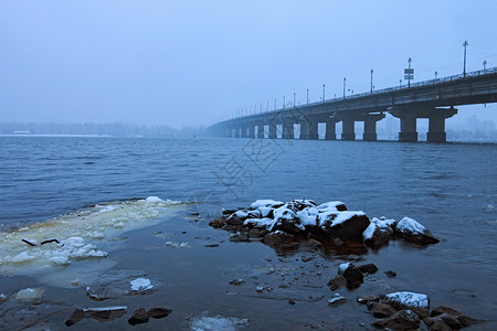 基辅冬季城市风景与帕顿桥相隔达尼佩尔河福吉晨间景图片