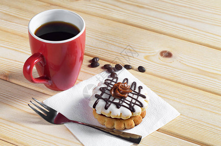 红咖啡杯和小面粉蛋糕图片