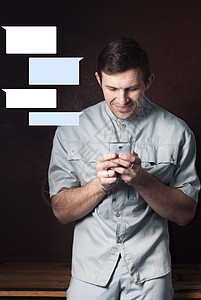 一名青年男子手里握着手机图片