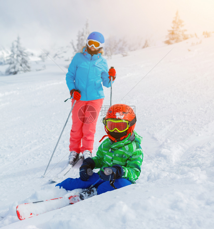 在冬季滑雪度假胜地和他母亲一起快图片