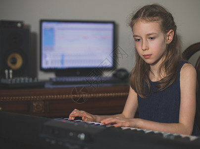 小女孩在家庭音乐工作室图片