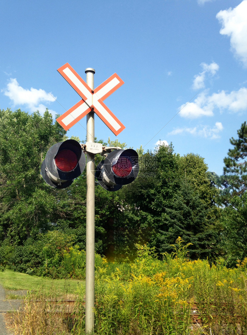 在乡下的铁路停止灯图片