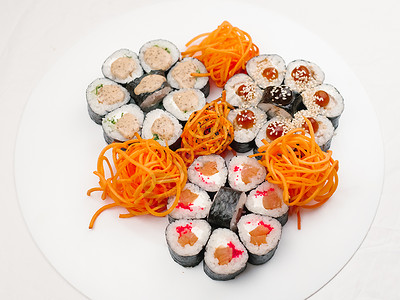 寿司卷和韩国胡萝卜的组合图片
