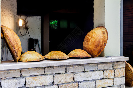 在烤箱中烘烤的新鲜圆形面包克罗地亚水平图片