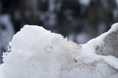 雪的冬季背景冰冻块的特写在下雪日上高清图片