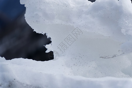 雪的冬季背景冰冻块的特写在下雪日上高清图片