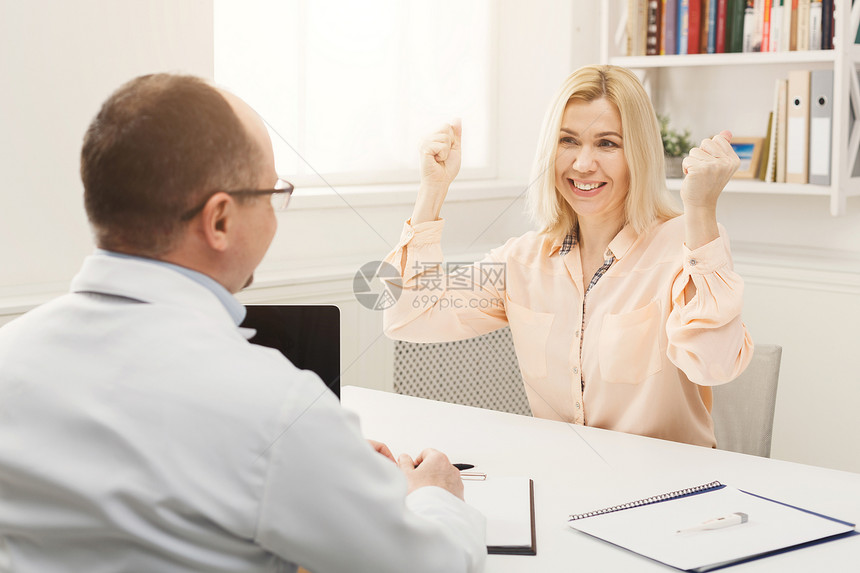 医生向女咨询和告诉好消息保健和医疗概图片