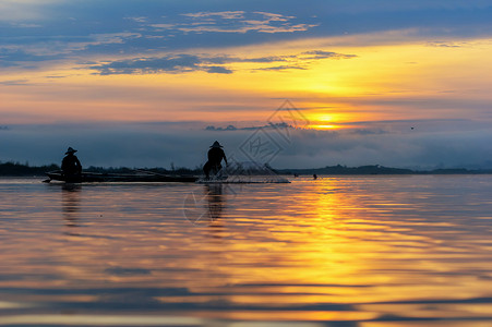 当黎明在自然河流中捕鱼时图片