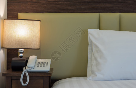 在豪华酒店用灯和在床图片