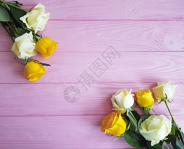 粉红色木头上美丽的新鲜玫瑰图片