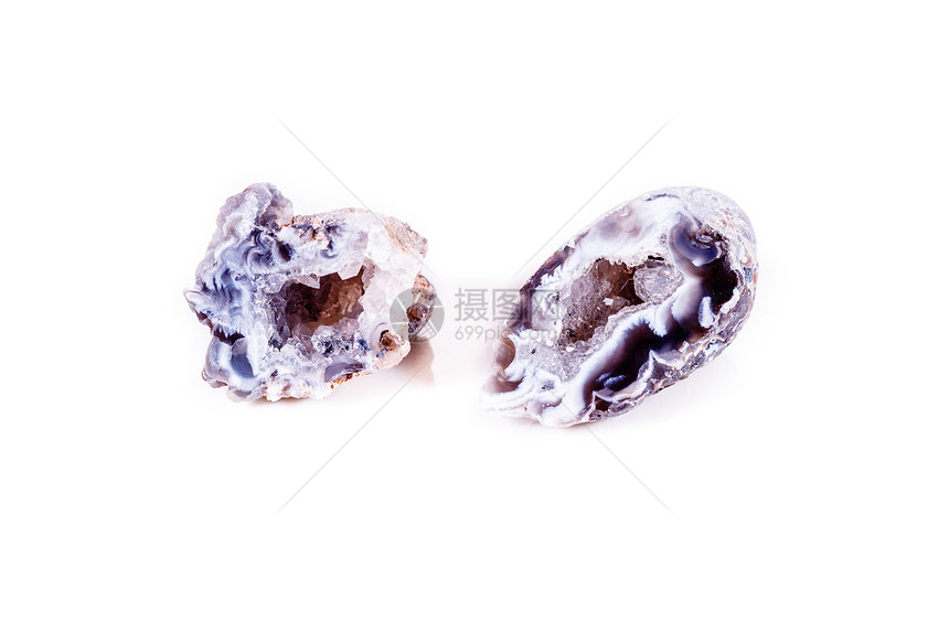 白色背景的长质矿岩石肾脏金羽绒图片