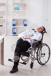 夜班后在医院轮椅上休息的医生图片