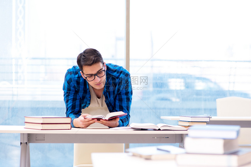 学生在空的图书馆有准图片