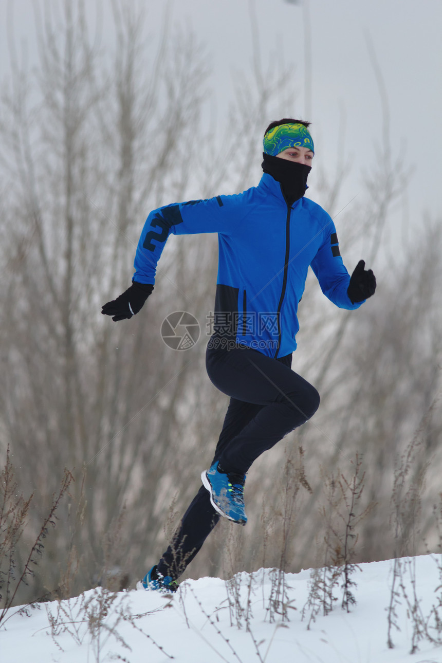男子运动员在冬季跑步运图片