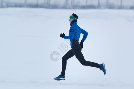 冬季通过雪地运动和休闲概念快速奔跑的图片