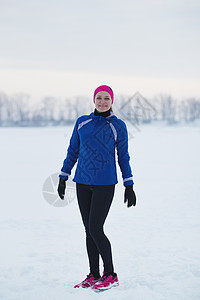 冬季冰河体育和休闲概念中微笑的年轻女运动女图片