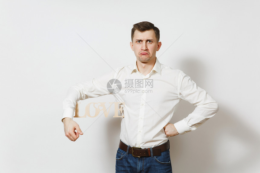 年轻的困惑悲伤心烦意乱的人在衬衫持有木字爱孤立在白色背景上复制广告空间圣情人节国际妇女节生图片