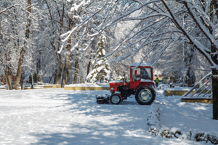 城市设备在下雪后从城市公园的徒步小图片