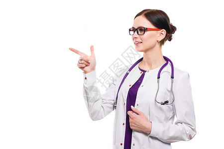 年轻女医生用听诊器指着她的手指图片
