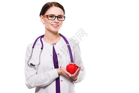 年轻女医生手持玩具心脏的年轻女医生孤图片