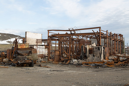 靠近建筑废墟的破旧卡车图片