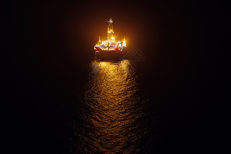 海上石油平台在晚上图片