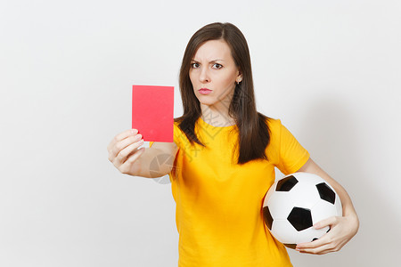 欧洲严重的年轻女子足球裁判或穿着黄色制服的球员显示红牌图片