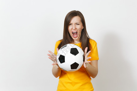 美丽的欧洲年轻愤怒尖叫的女人足球迷或穿着黄色制服的球员图片