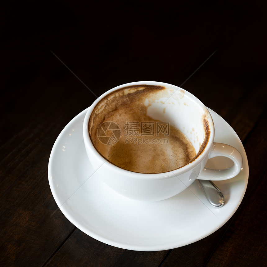 木制桌上填完的污渍咖啡杯并有添加文图片