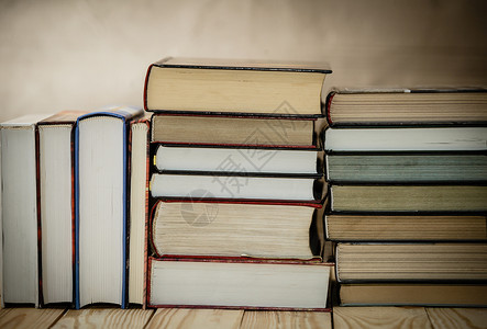 木桌上的教科书和籍图书室的书架和商业和教育背图片