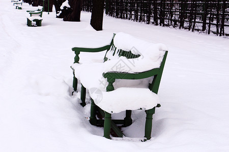 公园里有雪的长凳图片