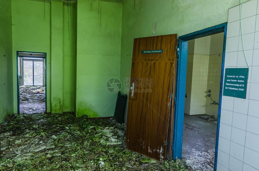 医院治疗室前的绿色房间图片