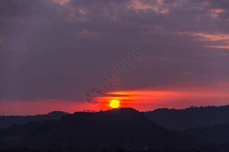 山或丘陵的日落图片