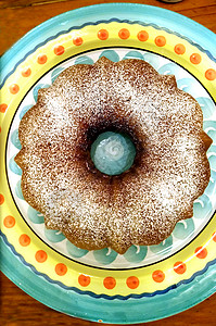 彩色陶瓷盘上的姜香料外滩蛋糕图片