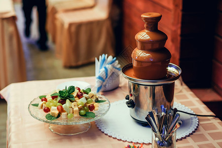 用于水果火锅的巧克力喷泉用于甜图片