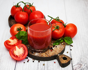 桌上放着番茄汁和新鲜番茄的玻璃杯图片