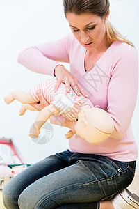 妇女在急救课程中练习婴儿用婴儿娃做婴图片